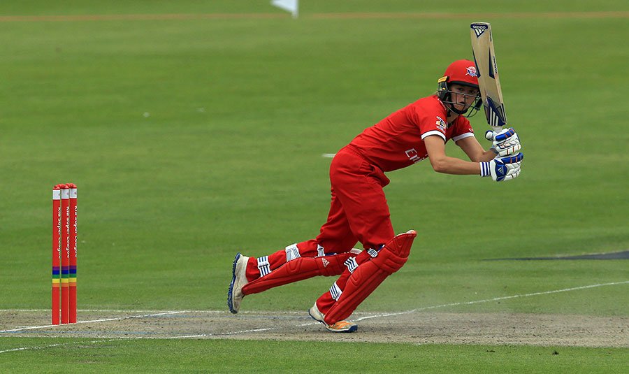 Smith outdoes Jones as Surrey surge past Lancashire