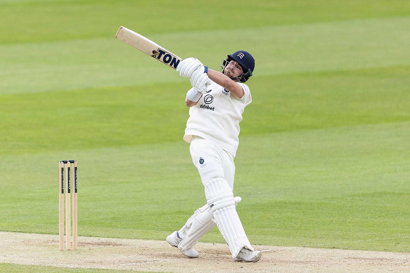 Honours even as Adam Finch and Leus du Plooy trade blows