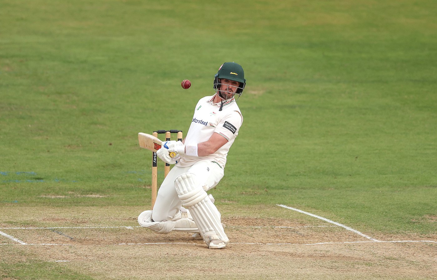 Lewis Hill vigil keeps Leicestershire afloat as Essex eye top spot