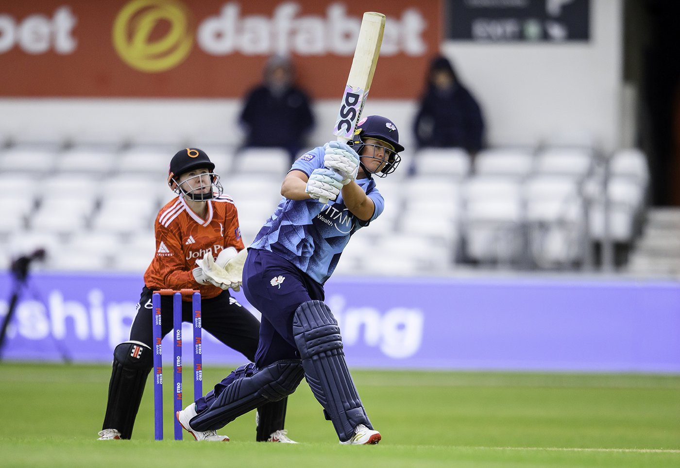 Jonassen heroics not enough as Warwickshire sneak home by three wickets