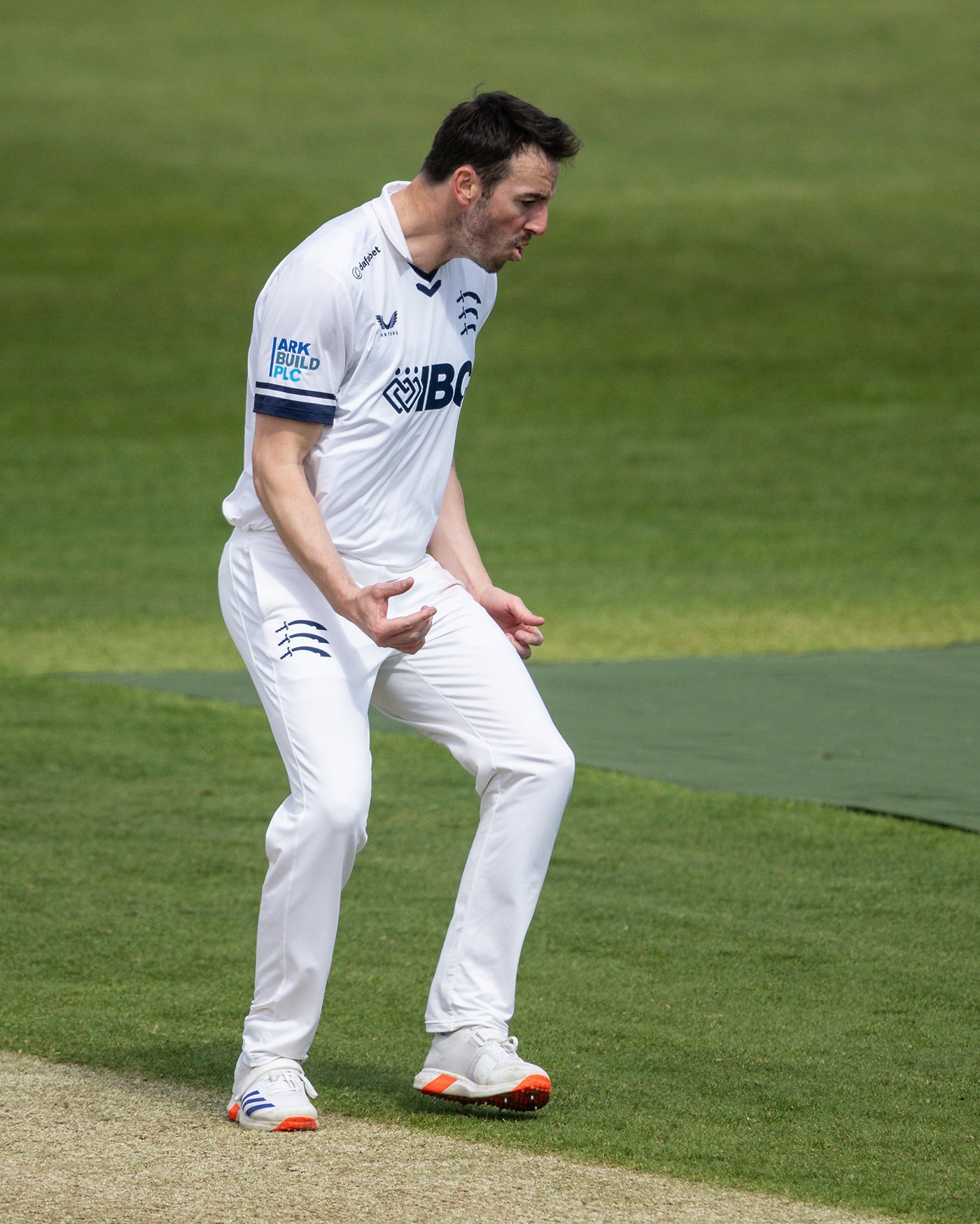 Roland-Jones, Morgan star as Middlesex take upper hand