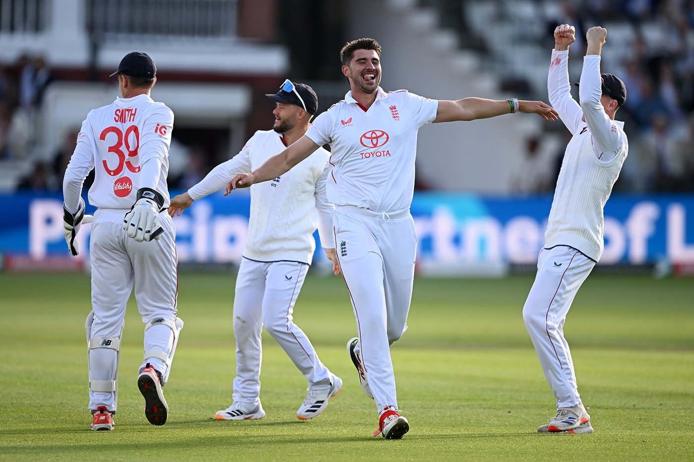 England make inroads after New Zealand set 254 to win