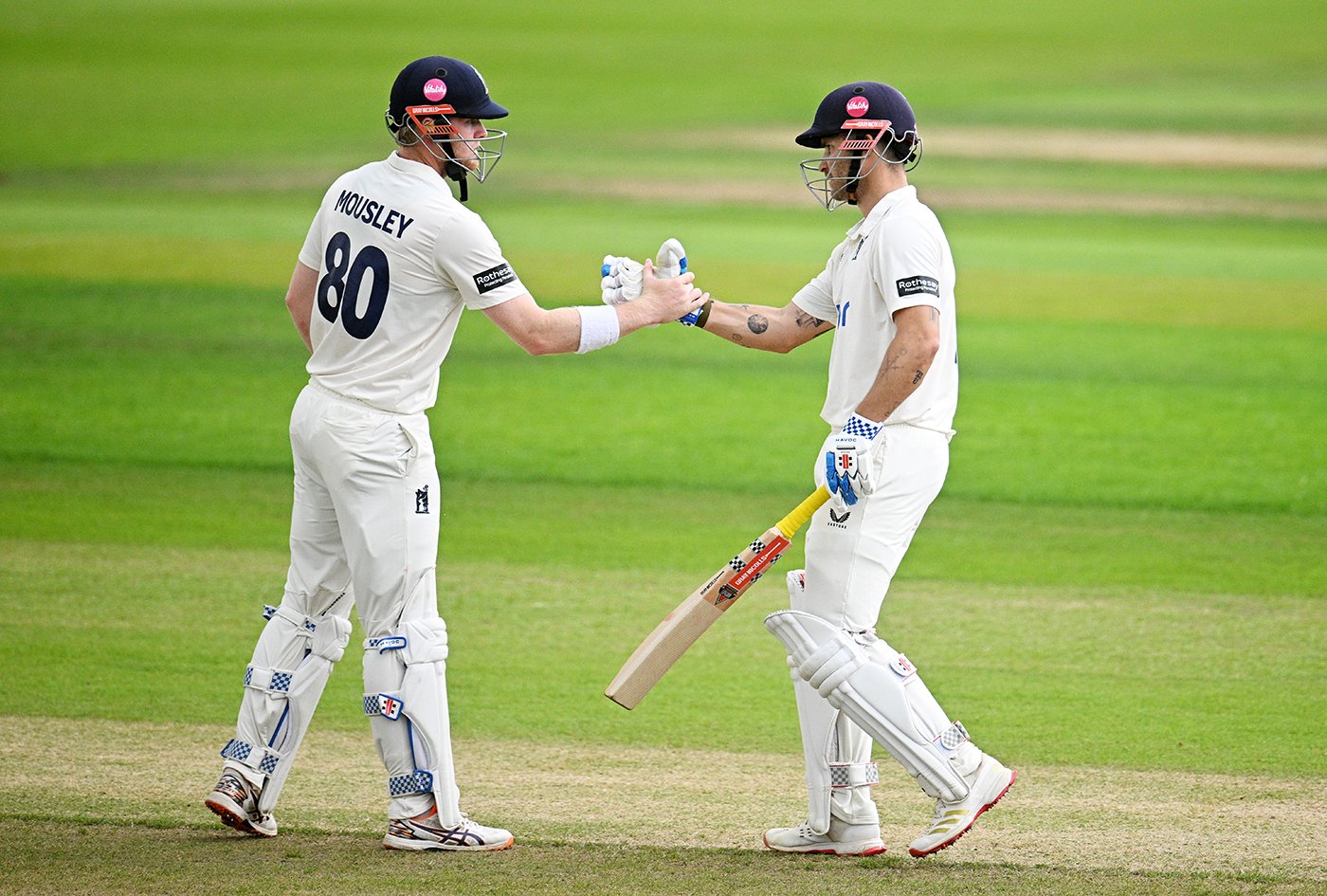 Warwickshire's batting finds form to leave Somerset up against it