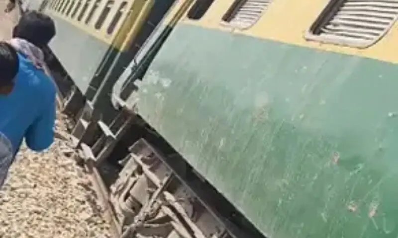 Four coaches of Sukkur Express derail near Jacobabad