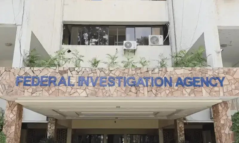FIA suspends two officers, registers case over incident in Karachi's Sarafa Bazaar