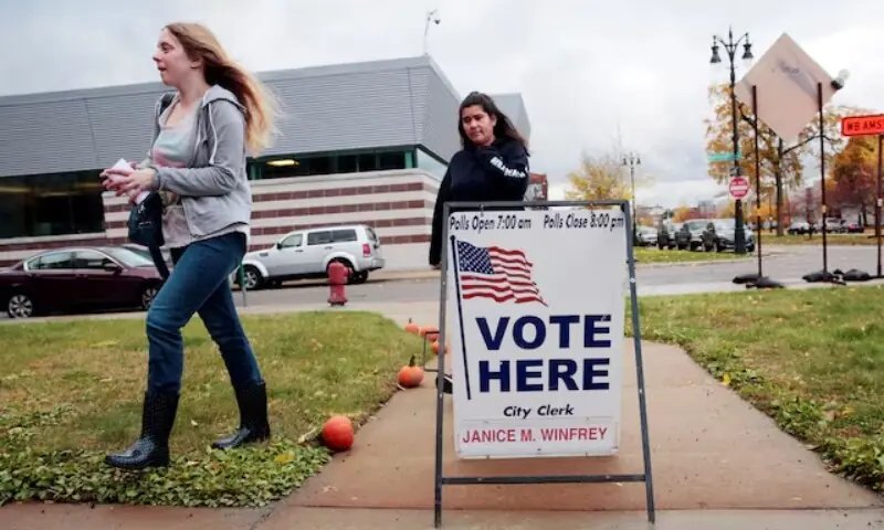Democrats hold early lead ahead of mid-terms