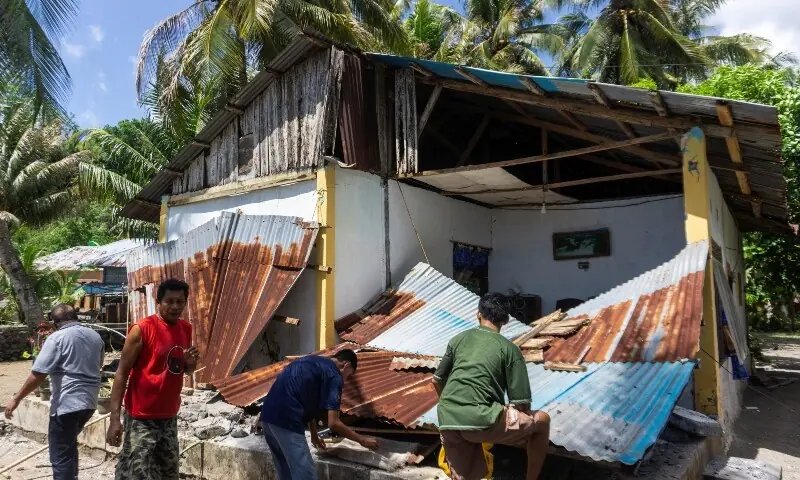 Major quake off Philippines kills at least 31, dozen still missing