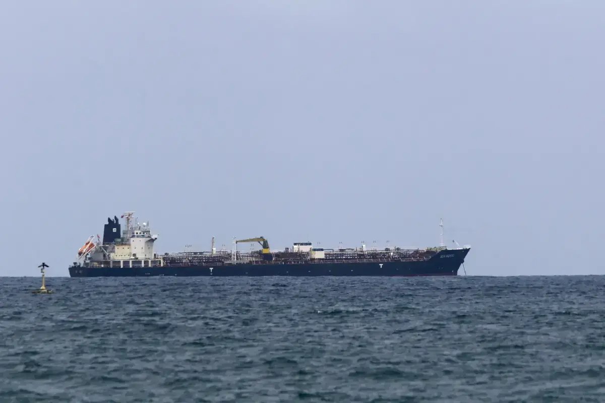 Maritime affairs minister contacts Dar, discusses release of Pakistani seamen held hostage by Somali pirates