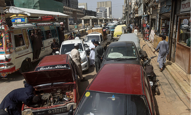 Encroachments, BRT worsen traffic woes on Karachi's M.A. Jinnah Road