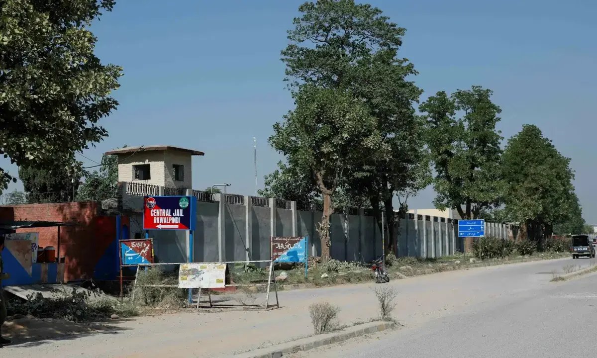 Imran’s sisters, PTI leaders again denied meeting former premier at Adiala Jail