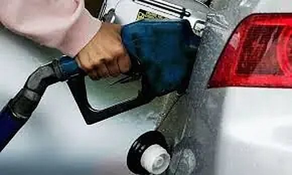 Govt reduces petrol price by Rs4, diesel by Rs2