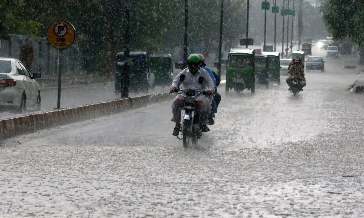 Death toll reaches 10 as rains ravage KP, Punjab