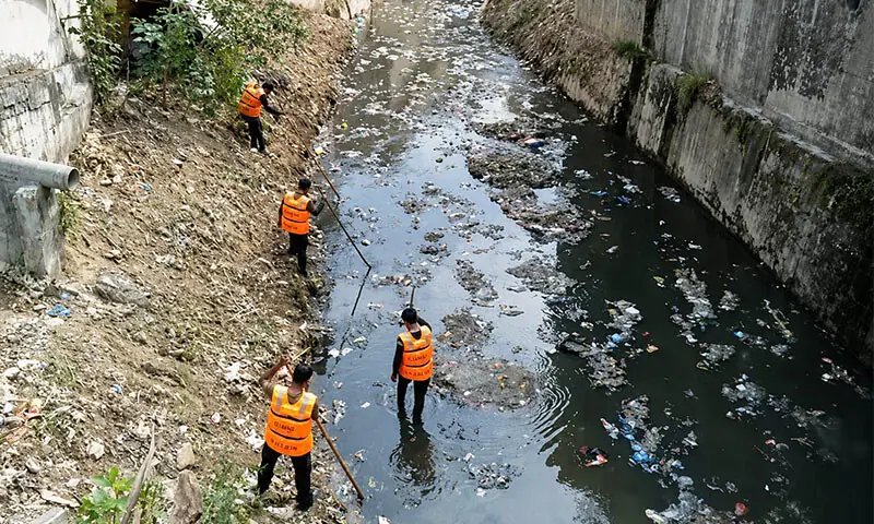 Search continues for boy swept away in open drain during rain in Rawalpindi