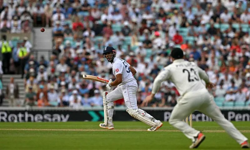 Matt Henry rocks England after Glenn Phillips century