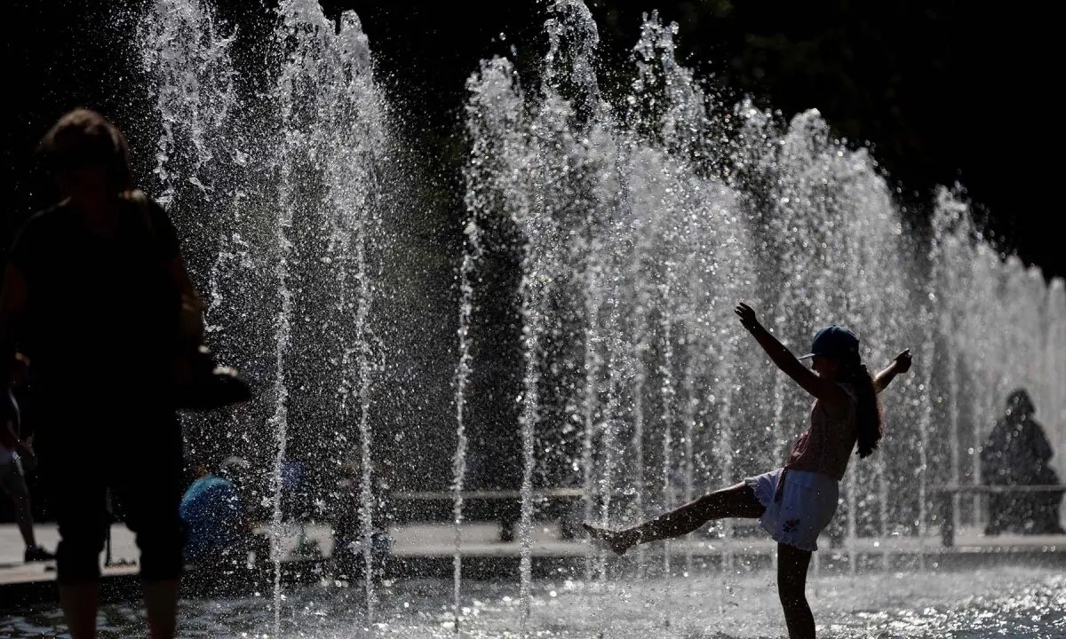 Europe swelters under heatwave, France restricts alcohol consumption