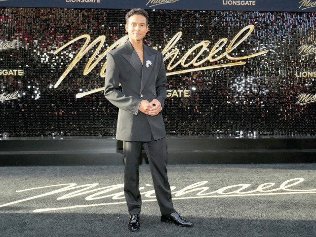 'Michael' moonwalks back to box office top