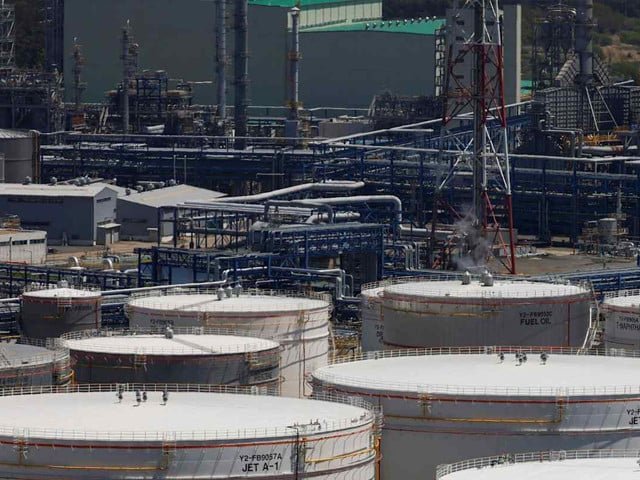 Global oil inventories near 22-year low