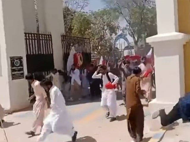 Nine injured as varsity students clash
