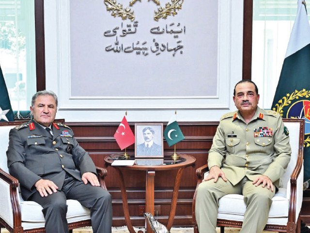 Turkish commander calls on CDF Munir
