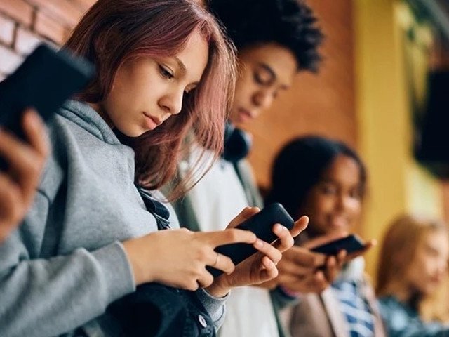 Canada moves to ban social media for U-16
