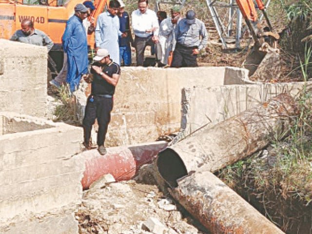 KMC's bid to replace waterline leaves Karachi residents without water