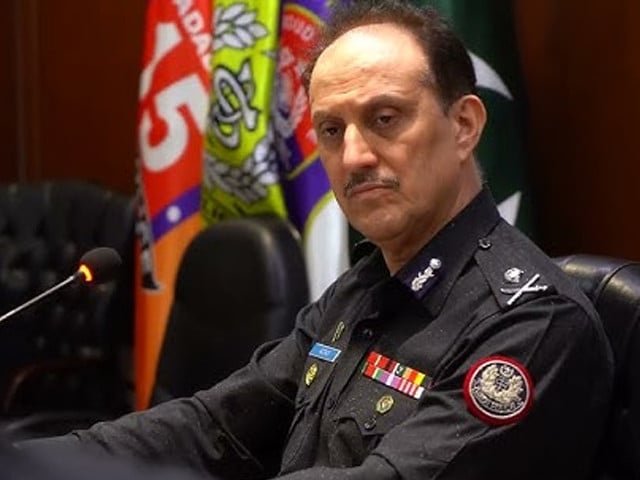 Karachiites have right to fight back against street criminals: AIG