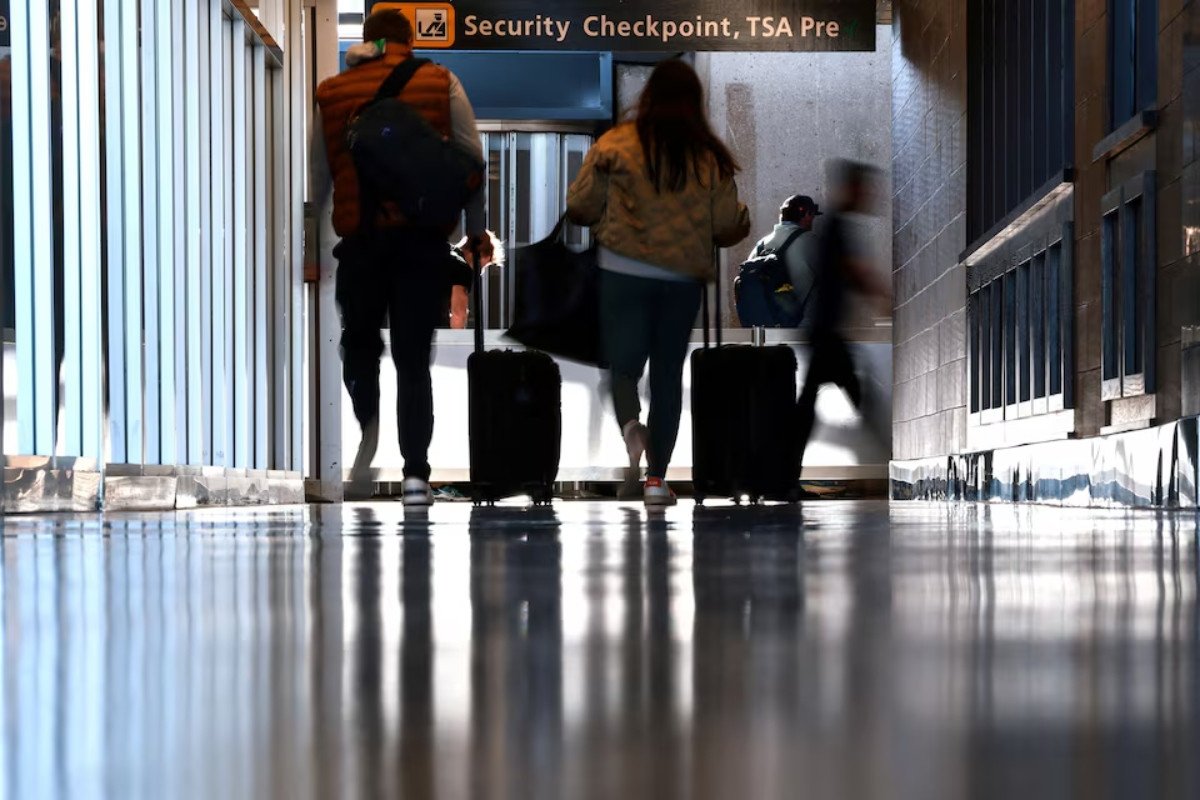 US extends Ebola travel ban to Green Card holders