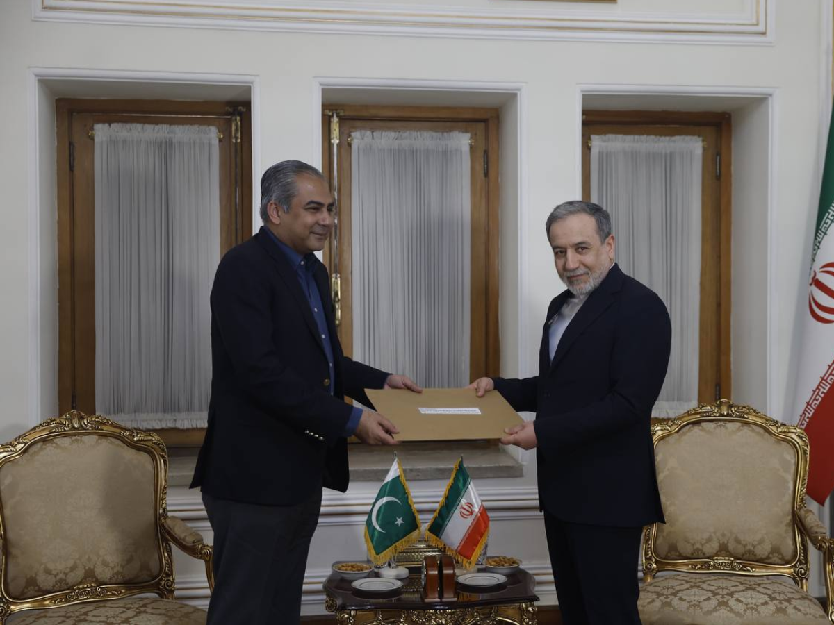 Naqvi meets FM Araghchi in Tehran, carrying CDF Munir’s message for Iran's supreme leader