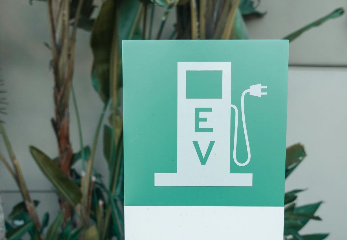 NEV policy dispute intensifies