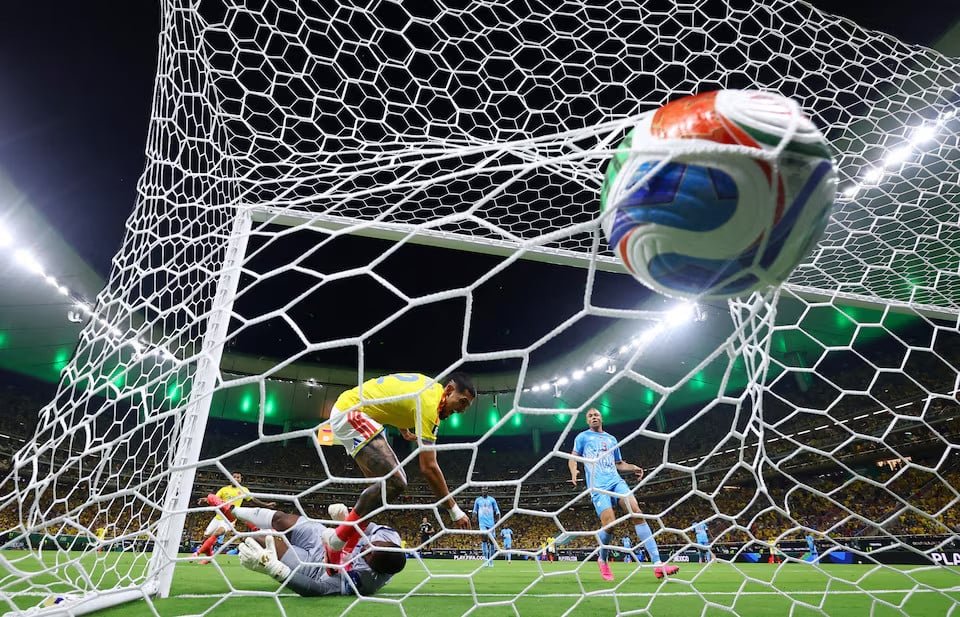 Munoz strike sends Colombia into last 32