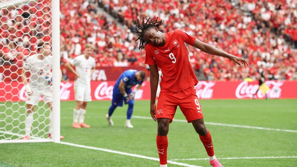 Switzerland down Canada to top Group B