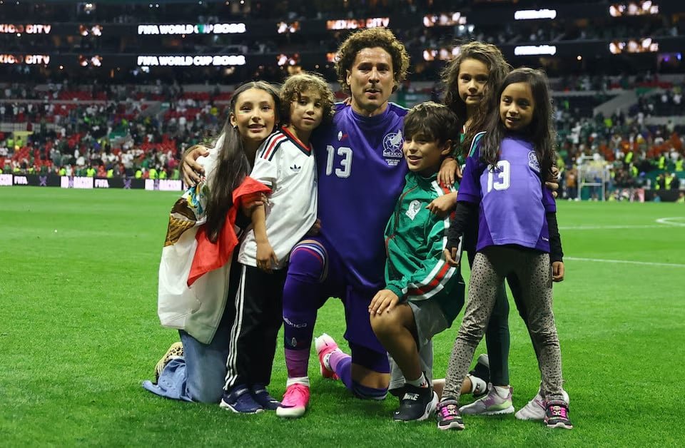 Ochoa gets perfect Azteca send-off