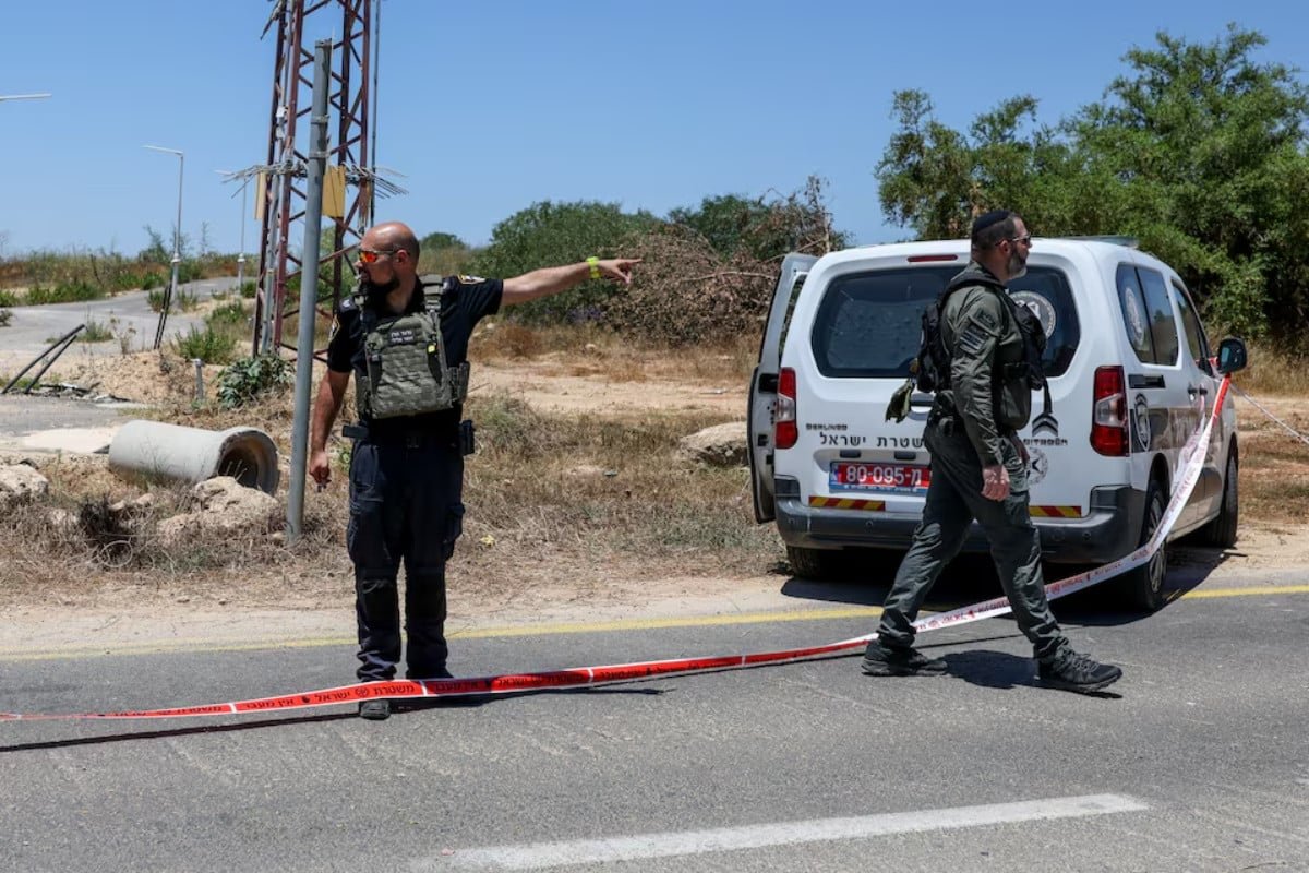 Gunman kills one, wounds five in drive-by attacks in Israel