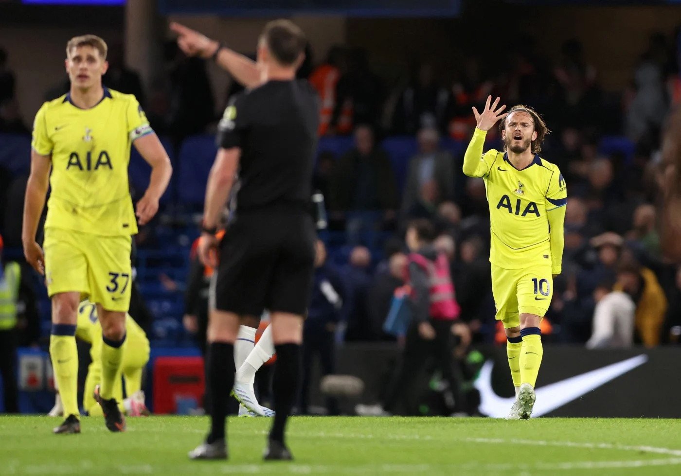 Spurs sweat over EPL survival
