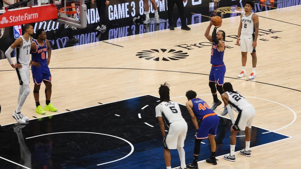 Knicks hold off Spurs 105-104