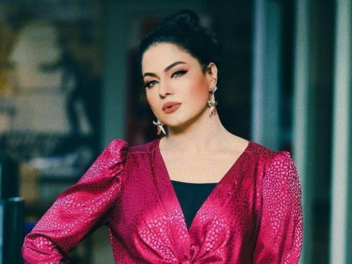 Veena Malik rules out politics, says she is 'very much happy in my own space'