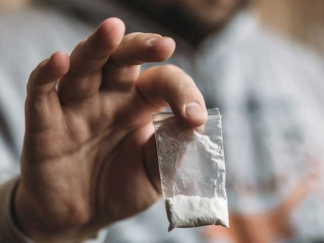 پشاور میں کوکین ڈیلر کی گرفتاری کے بعد شہر میں منشیات فروشوں کے خلاف گھیرا مزید تنگ