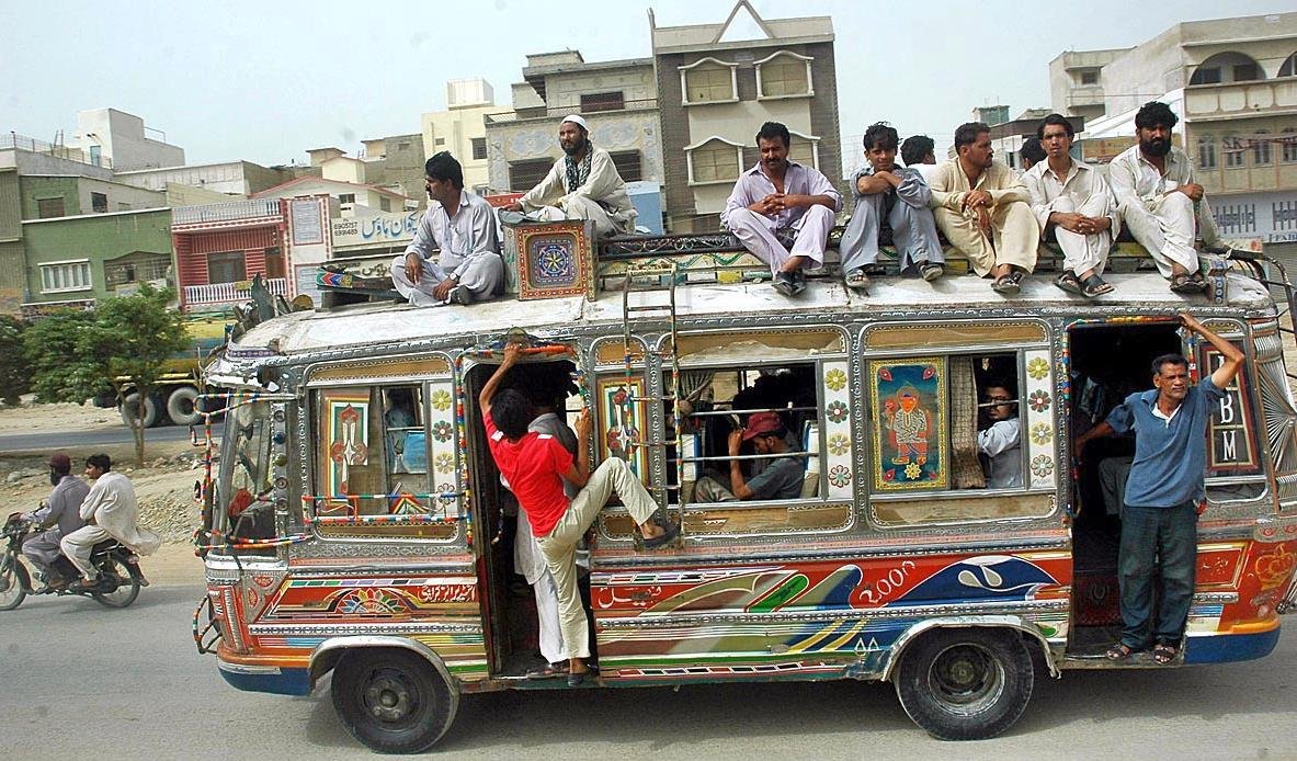 کراچی میں بھاری جرمانوں کیخلاف ٹرانسپورٹرز کی ہڑتال، شہری شدید مشکلات کا شکار