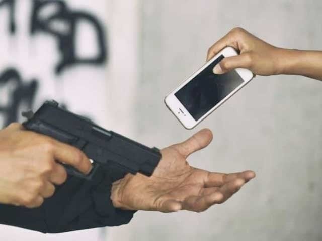 کراچی، ڈاکوؤں کی کھلی واردات، شہریوں کو اسلحے کے زور پر لوٹ لیا