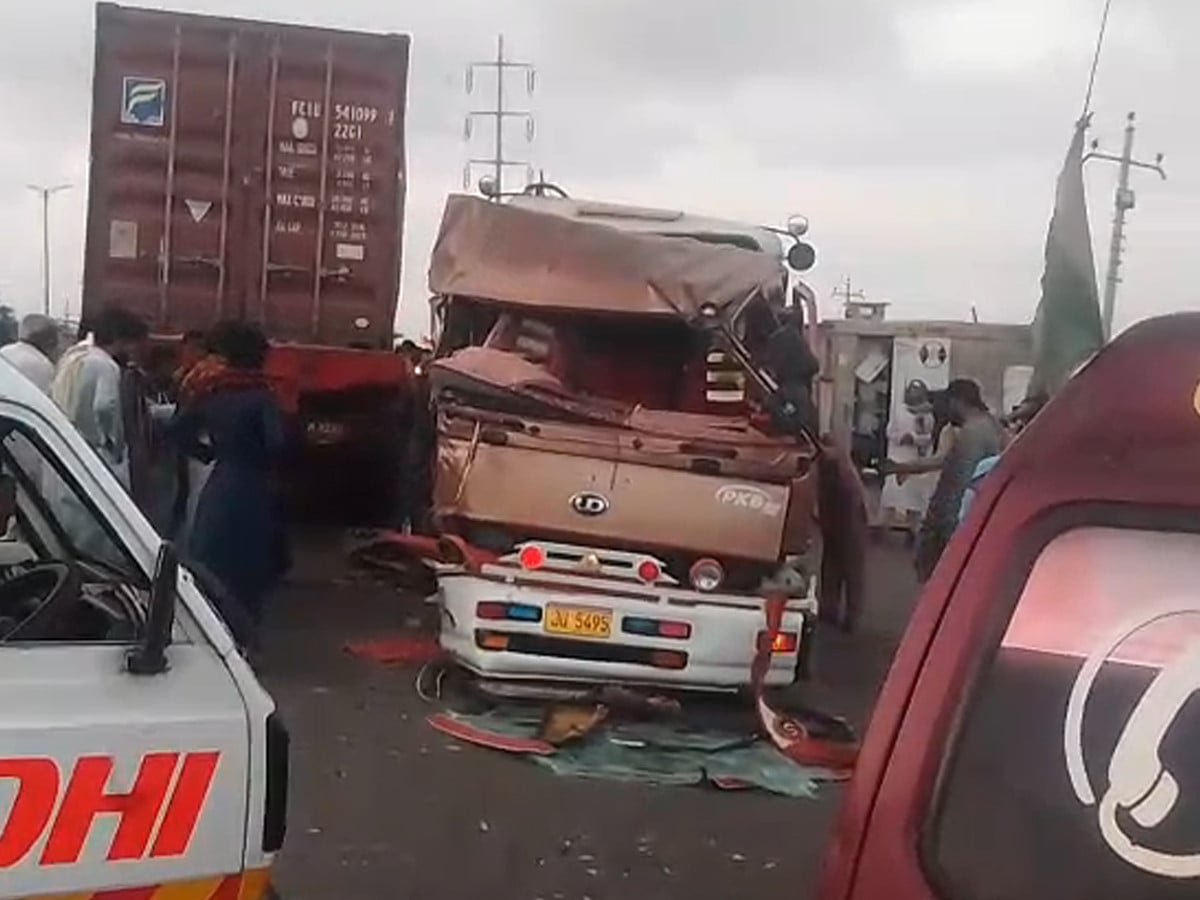 کراچی، ناردرن بائی پاس پر ٹریلر اور کوسٹر کے درمیان تصادم سے ٹریفک کی روانی متاثر
