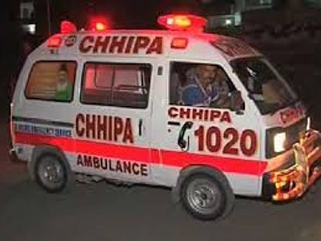 کراچی: یونیورسٹی کے قریب چلتی لائن سے بجلی کا تار کاٹنے ہوئے ایک شخص کرنٹ لگنے سے جاں بحق