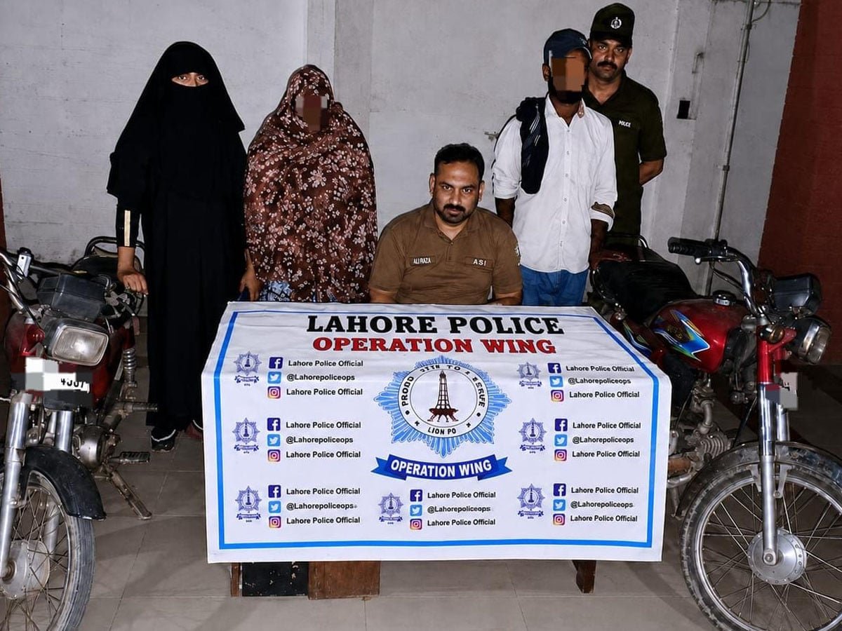 لاہور؛ موٹر سائیکلیں چوری کرنے والی خاتون اپنے آشنہ سمیت گرفتار، ویڈیو بھی سامنے آگئی
