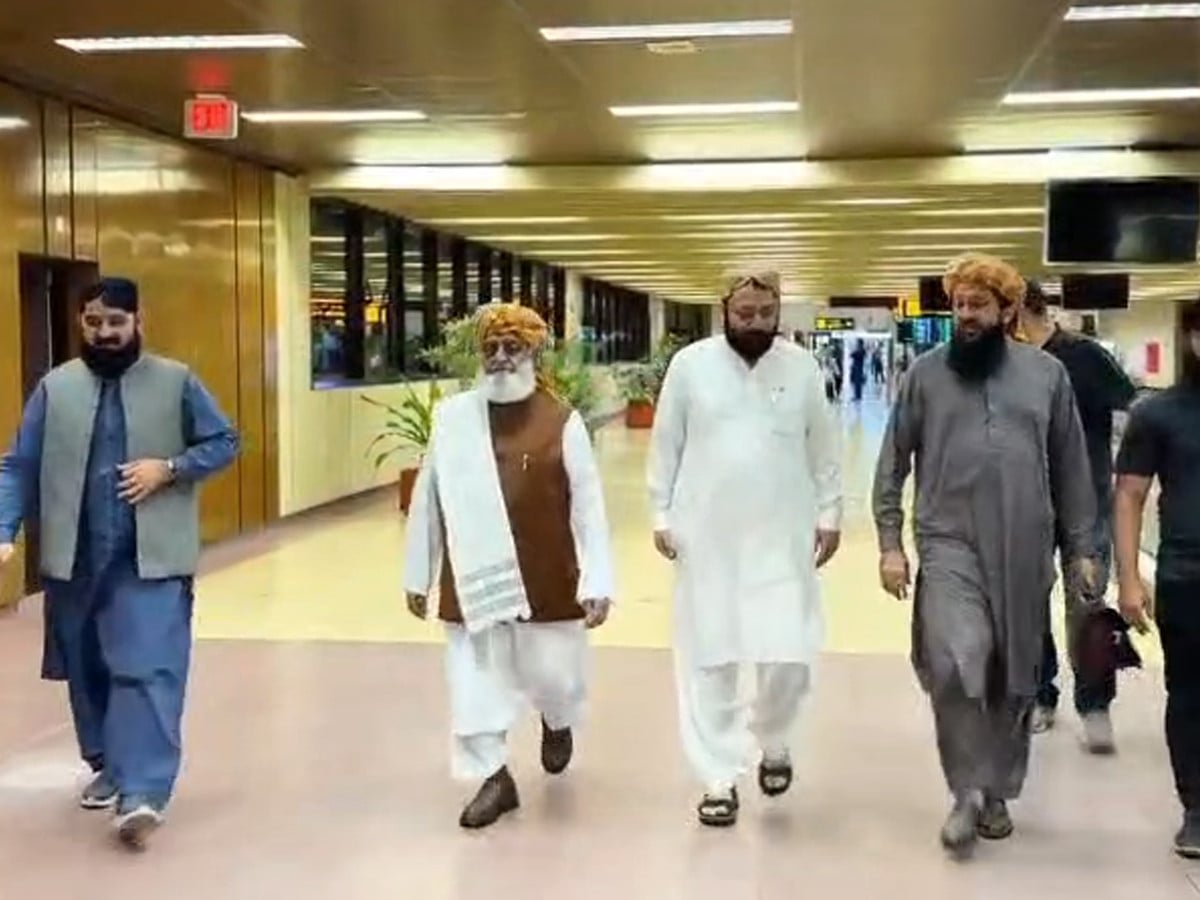 کراچی، مولانا فضل الرحمٰن 6 روزہ دورے پر کراچی پہنچ گئے