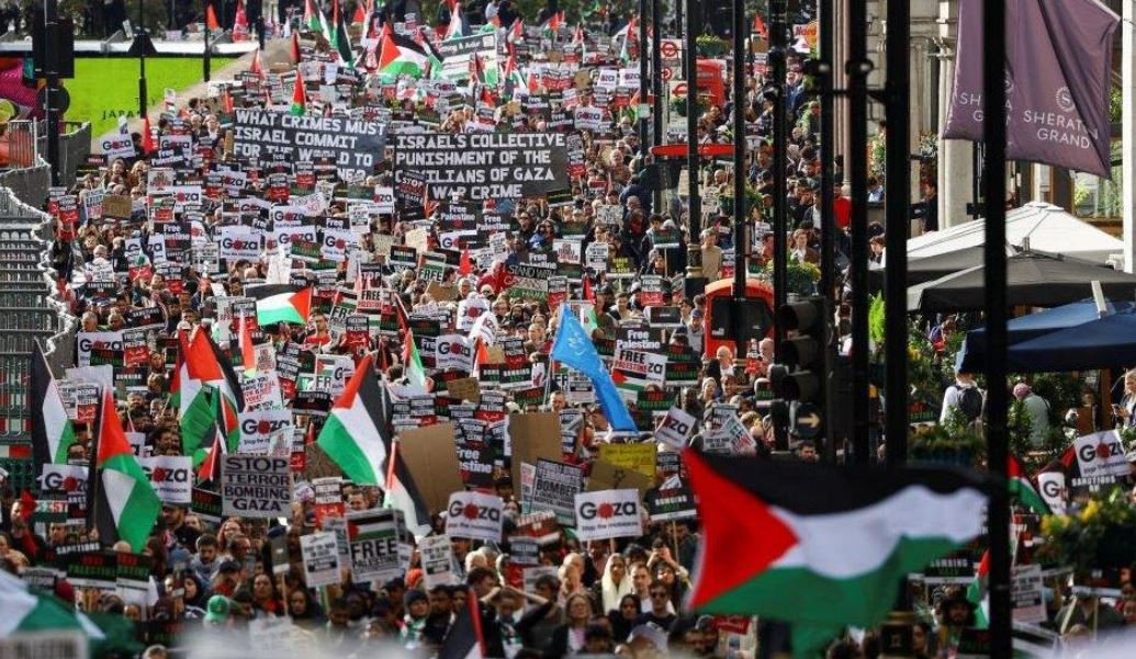 برطانیہ اور تیونس میں فلسطین کے حق میں مظاہرے، ہزاروں افراد سڑکوں پر نکل آئے