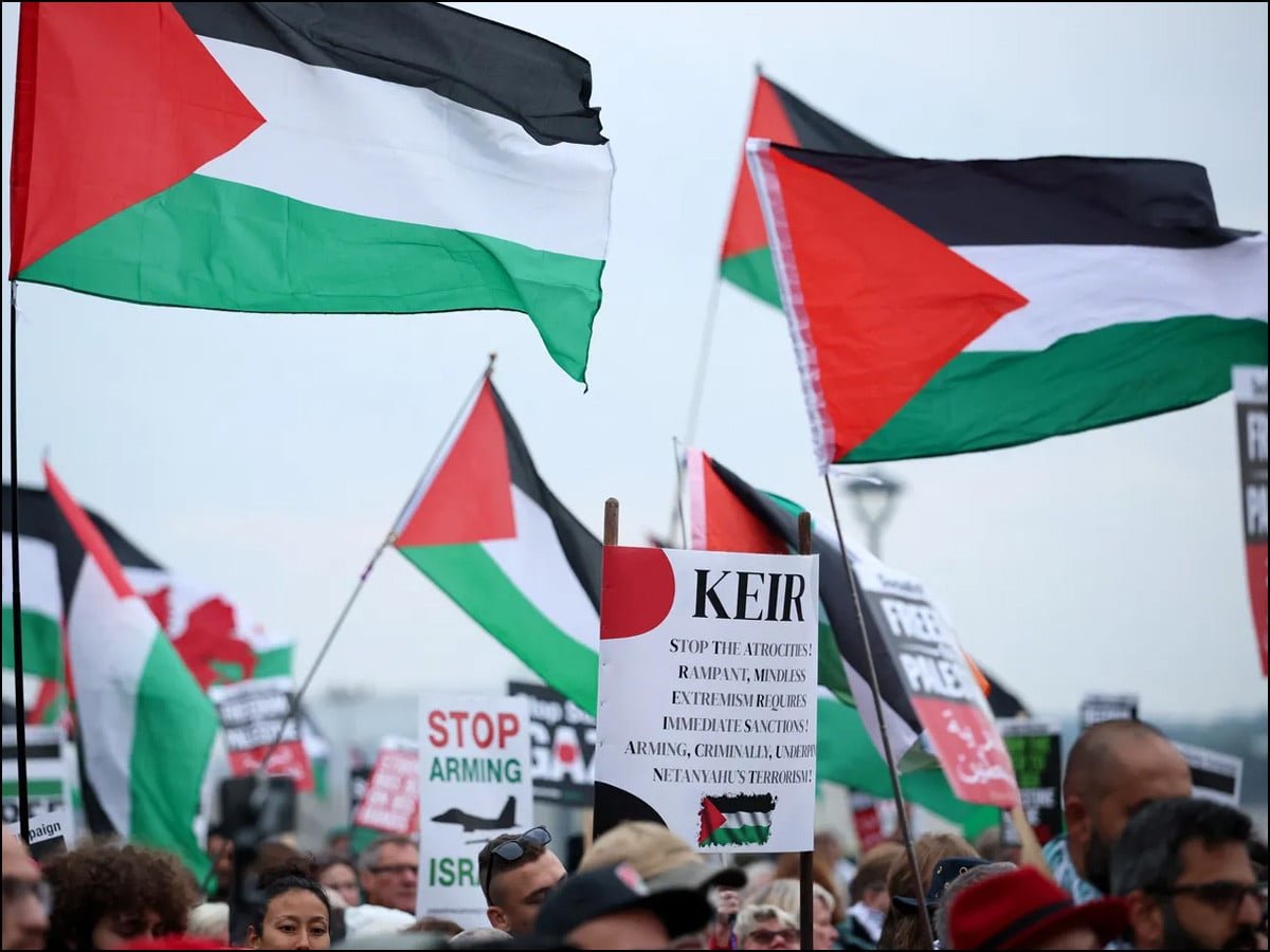 ایفل ٹاور پر فلسطینی پرچم لہرانے والے 6 افراد گرفتار