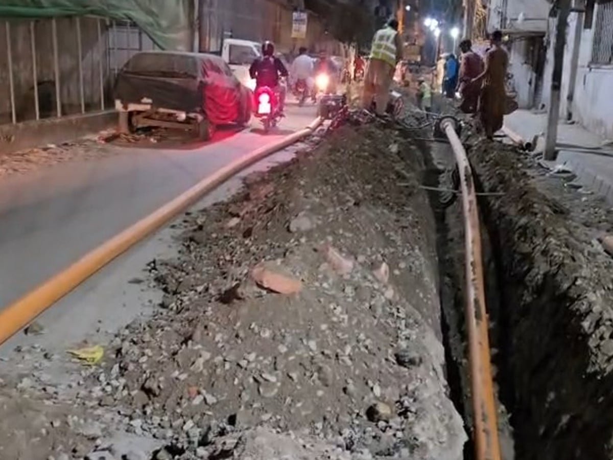 گلشن اقبال میں کروڑوں روپے مالیت سے تعمیر ہونے والی واحد نئی سڑک کو بھی کھود دیا گیا