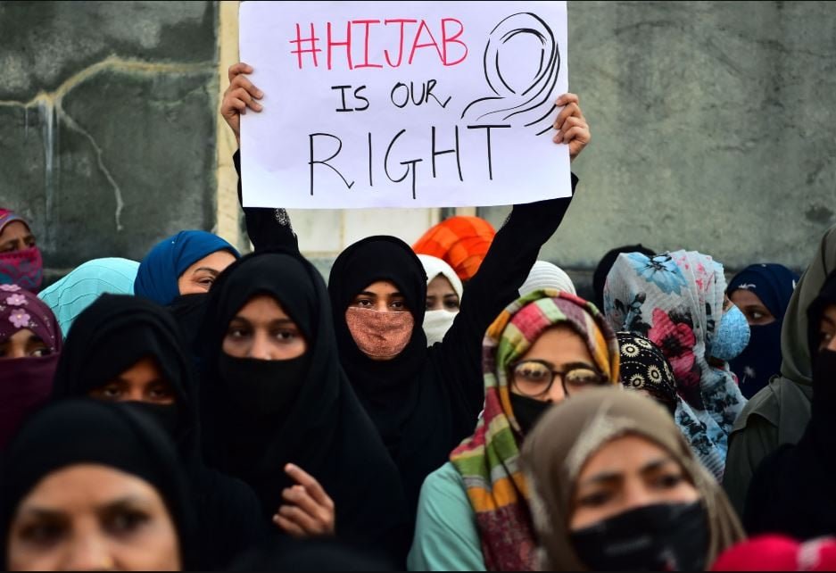 برطانیہ میں انگریز نسل پرستوں کی ریلی میں مسلمان خواتین کے برقعوں کی توہین، ویڈیو وائرل