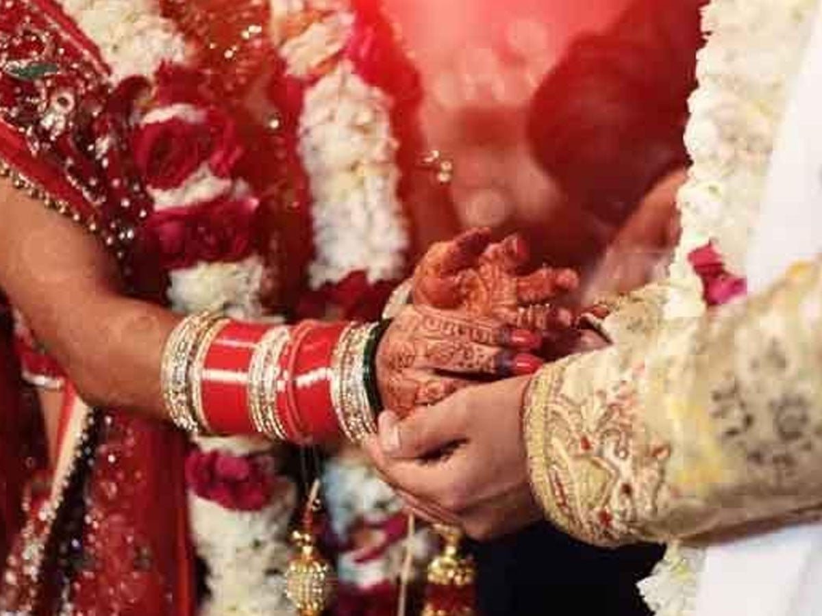 جیکب آباد: پسند کی شادی کرنے پر لڑکی کے گھروالوں نے پورے گاؤں کو آگ لگا دی