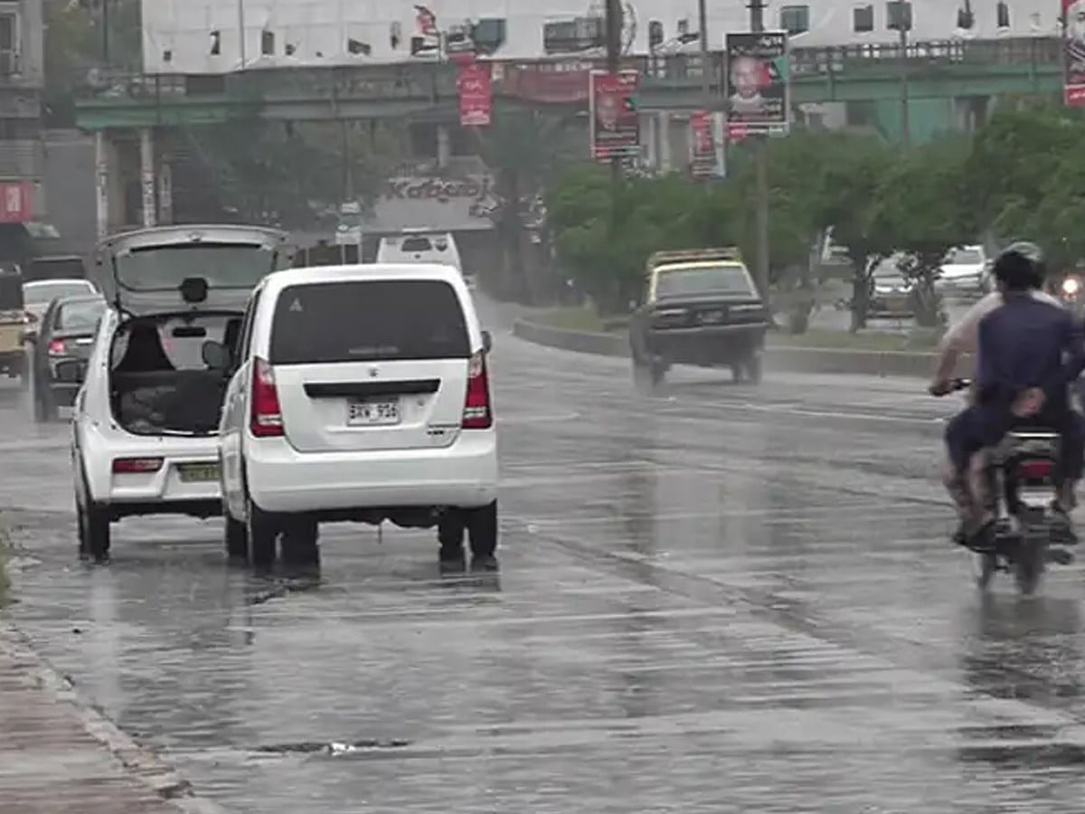 کراچی میں صبح سویرے ہلکی پھوار سے گرمی میں مزید کمی، شہر میں موسم خوشگوار