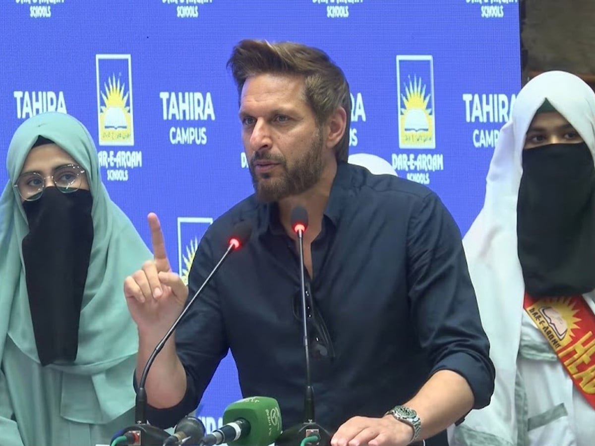 بچوں کو شادی سے پہلے موبائل نہ دینے کے بیان پر شاہد آفریدی کو تنقید کا سامنا